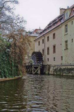 Kış Prag'da Vltava Nehri üzerinde. Nehir ve ilk kar binmek.