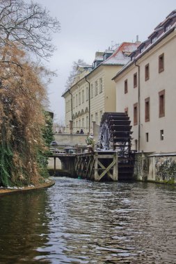 Kış Prag'da Vltava Nehri üzerinde. Nehir ve ilk kar binmek.