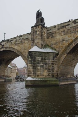 Kış Prag'da Vltava Nehri üzerinde. Nehir ve ilk kar binmek.