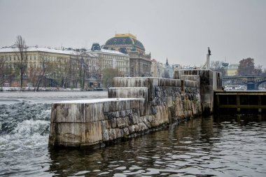 Kış Prag'da Vltava Nehri üzerinde. Nehir ve ilk kar binmek.