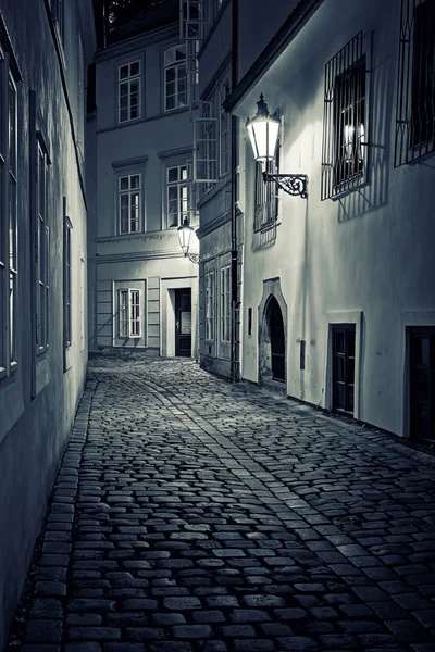 Prague, Çek Cumhuriyeti'nin başkenti ve en büyük. Gizemli sokakları, tarihi ilçe, sihirli bölümü, turizm. Avrupa'nın önemli turistik yerlerinden biri
