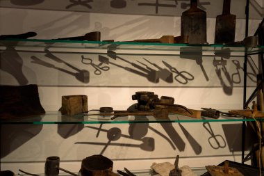 Eski Çek cam ve glassblower ve cazibesini. Işımanın ışıkları görünüyor tamamen farklı ve büyülü