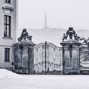 Prague Castle, Prag, Çek 9 yüzyıldan kalma Cumhuriyeti, karmaşık bir kaledir. Çek Cumhuriyeti Başkanı'nın resmi ofisten arıyorlar. Kalenin bir koltuk Bohemia, Kutsal Roma imparatorları ve Cz başkanları kralları için güç oldu