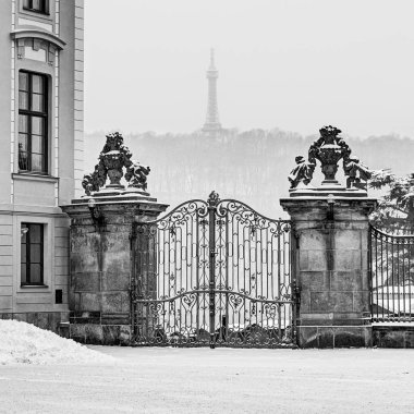 Prague Castle, Prag, Çek 9 yüzyıldan kalma Cumhuriyeti, karmaşık bir kaledir. Çek Cumhuriyeti Başkanı'nın resmi ofisten arıyorlar. Kalenin bir koltuk Bohemia, Kutsal Roma imparatorları ve Cz başkanları kralları için güç oldu