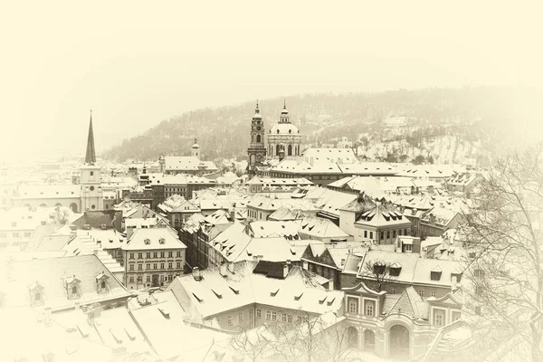 布拉格是捷克共和国的首都和最大城市 是欧盟的第14大城市 也是波希米亚的历史首府 这座城市位于该国西北部伏尔塔瓦河上 居住着约130万人 — 图库照片