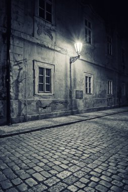 Gizemli Prag şerit ve köşeler. Gece ışık büyülü ve gizemli. Prag Çek Cumhuriyeti, Avrupa Birliği ve Bohemya tarihsel başkenti 14 en büyük şehirde başkenti ve en büyük şehridir. Kuzeyde yer alan-