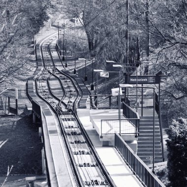 Petrin füniküler Çek başkenti Prag şehir füniküler bir tren var. Petrin tepeye ile Mal Strana bölgesine Linkler. 