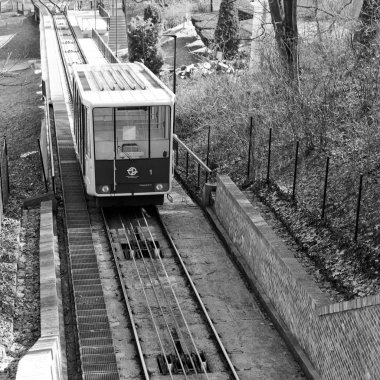 Petrin füniküler Çek başkenti Prag şehir füniküler bir tren var. Petrin tepeye ile Mal Strana bölgesine Linkler. 