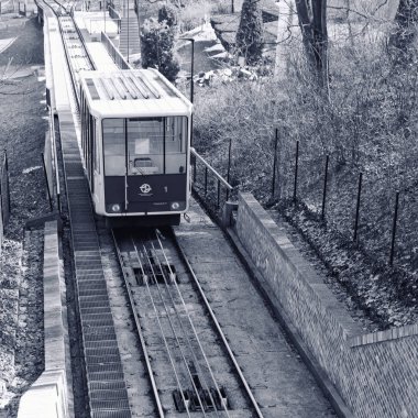 Petrin füniküler Çek başkenti Prag şehir füniküler bir tren var. Petrin tepeye ile Mal Strana bölgesine Linkler. 