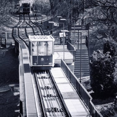 Petrin füniküler Çek başkenti Prag şehir füniküler bir tren var. Petrin tepeye ile Mal Strana bölgesine Linkler. 