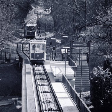 Petrin füniküler Çek başkenti Prag şehir füniküler bir tren var. Petrin tepeye ile Mal Strana bölgesine Linkler. 
