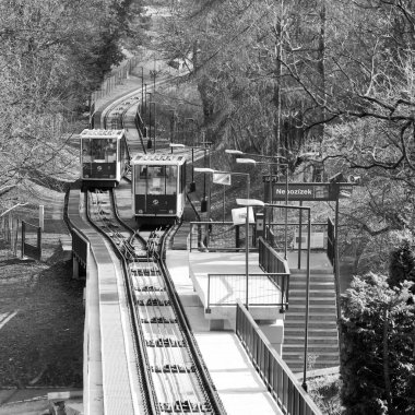 Petrin füniküler Çek başkenti Prag şehir füniküler bir tren var. Petrin tepeye ile Mal Strana bölgesine Linkler. 