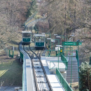 Petrin füniküler Çek başkenti Prag şehir füniküler bir tren var. Petrin tepeye ile Mal Strana bölgesine Linkler. 