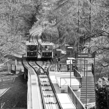 Petrin füniküler Çek başkenti Prag şehir füniküler bir tren var. Petrin tepeye ile Mal Strana bölgesine Linkler. 