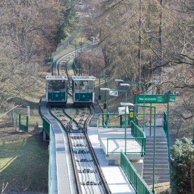 Petrin füniküler Çek başkenti Prag şehir füniküler bir tren var. Petrin tepeye ile Mal Strana bölgesine Linkler. 