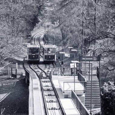 Petrin füniküler Çek başkenti Prag şehir füniküler bir tren var. Petrin tepeye ile Mal Strana bölgesine Linkler. 