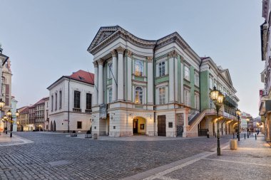Estates Tiyatrosu veya Stavovske divadlo tarihi tiyatro Prag, Çek Cumhuriyeti için var. Estates Tiyatrosu Ulusal Tiyatro 1948 yılında ilhak ve şu anda üç sanat topluluğu, opera, bale ve performans drama üzerinde çizer 