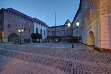 Karolinum kent Prag'ın tarihi kent içinde yer alan binalar kompleksi var. Karolinum, Charles Üniversitesi koltuğunda Orta Avrupa'da bulunan en eski öğrenci yurtları biridir. Yurt İmparator Charles IV sonra seçildi. Karol