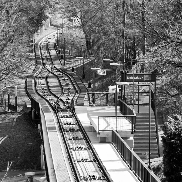 Petrin füniküler Çek başkenti Prag şehir füniküler bir tren var. Petrin tepeye ile Mal Strana bölgesine Linkler. 