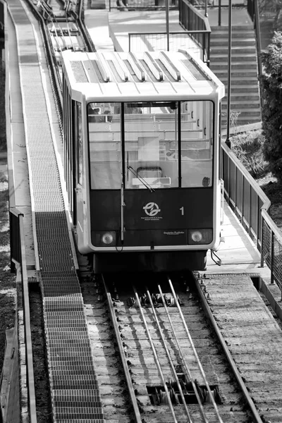 Petrin füniküler Çek başkenti Prag şehir füniküler bir tren var. Petrin tepeye ile Mal Strana bölgesine Linkler. 