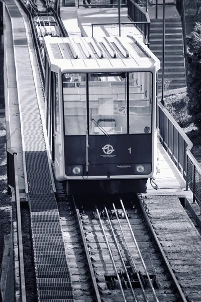 Petrin füniküler Çek başkenti Prag şehir füniküler bir tren var. Petrin tepeye ile Mal Strana bölgesine Linkler. 