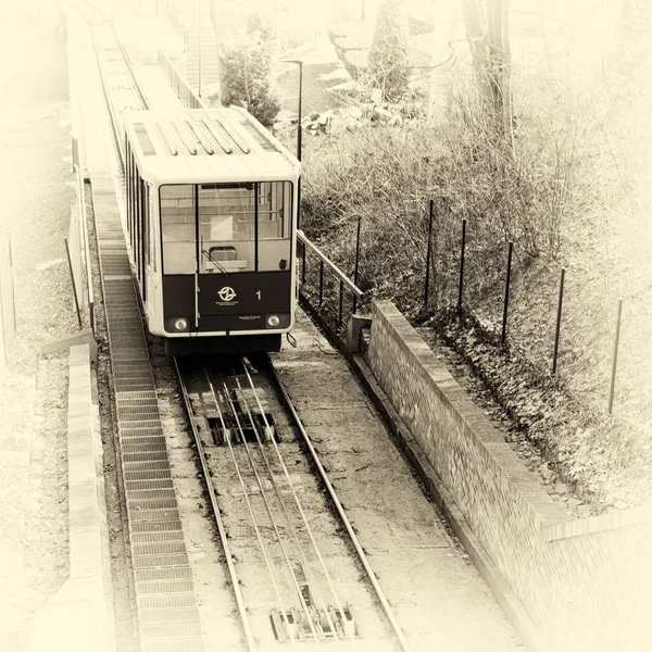 Petrin füniküler Çek başkenti Prag şehir füniküler bir tren var. Petrin tepeye ile Mal Strana bölgesine Linkler. 