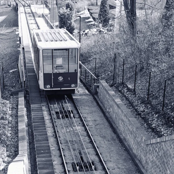 Petrin füniküler Çek başkenti Prag şehir füniküler bir tren var. Petrin tepeye ile Mal Strana bölgesine Linkler. 