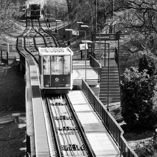 Petrin füniküler Çek başkenti Prag şehir füniküler bir tren var. Petrin tepeye ile Mal Strana bölgesine Linkler. 