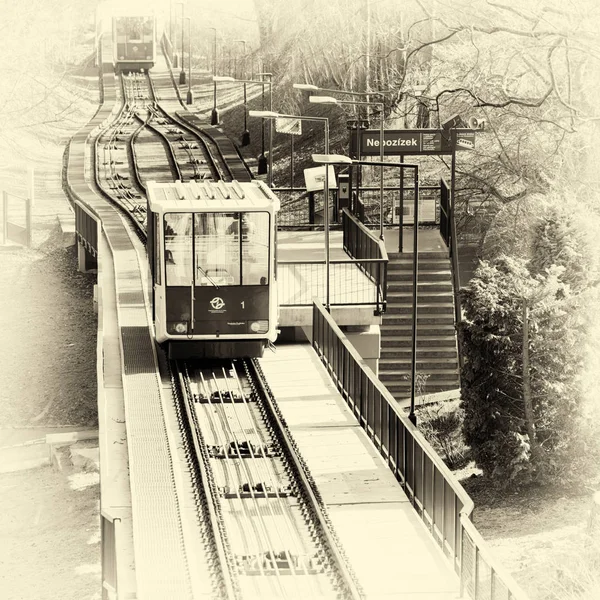 Petrin füniküler Çek başkenti Prag şehir füniküler bir tren var. Petrin tepeye ile Mal Strana bölgesine Linkler. 