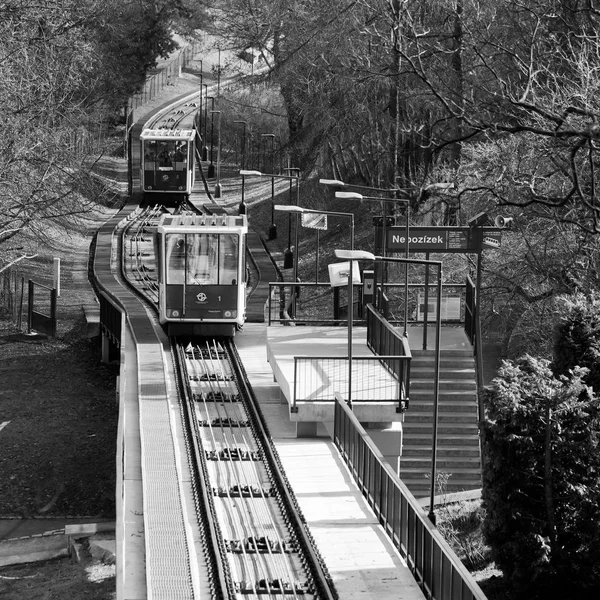 Petrin füniküler Çek başkenti Prag şehir füniküler bir tren var. Petrin tepeye ile Mal Strana bölgesine Linkler. 