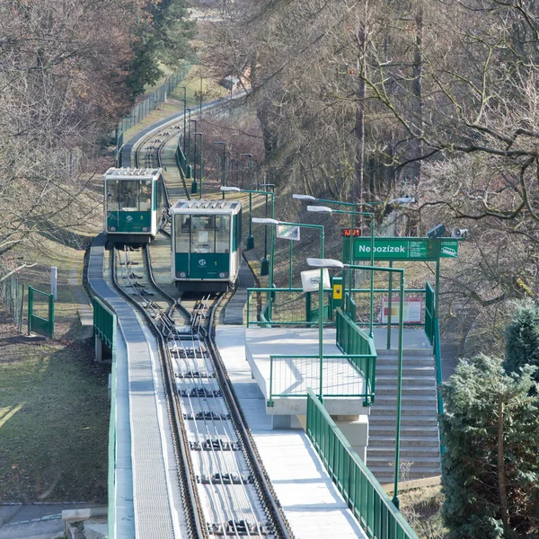 Petrin füniküler Çek başkenti Prag şehir füniküler bir tren var. Petrin tepeye ile Mal Strana bölgesine Linkler. 