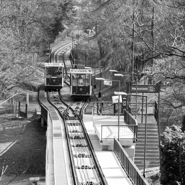 Petrin füniküler Çek başkenti Prag şehir füniküler bir tren var. Petrin tepeye ile Mal Strana bölgesine Linkler. 