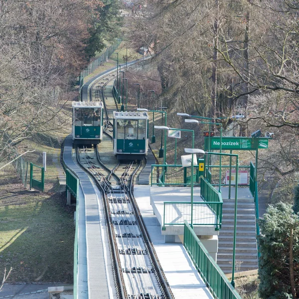 Petrin füniküler Çek başkenti Prag şehir füniküler bir tren var. Petrin tepeye ile Mal Strana bölgesine Linkler. 