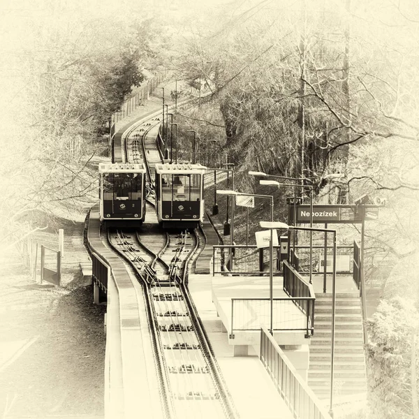 Petrin füniküler Çek başkenti Prag şehir füniküler bir tren var. Petrin tepeye ile Mal Strana bölgesine Linkler. 