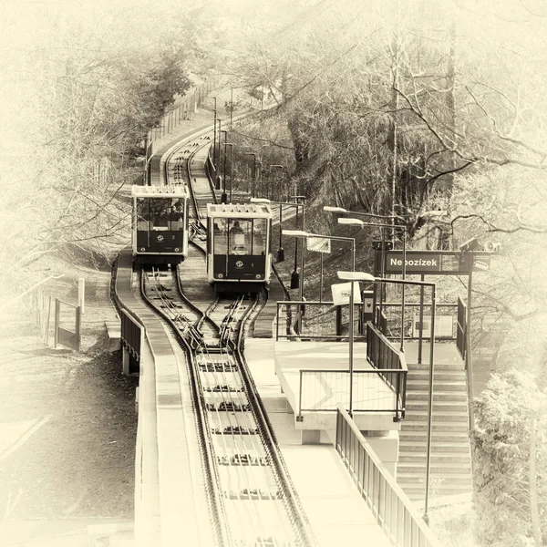 Petrin füniküler Çek başkenti Prag şehir füniküler bir tren var. Petrin tepeye ile Mal Strana bölgesine Linkler. 