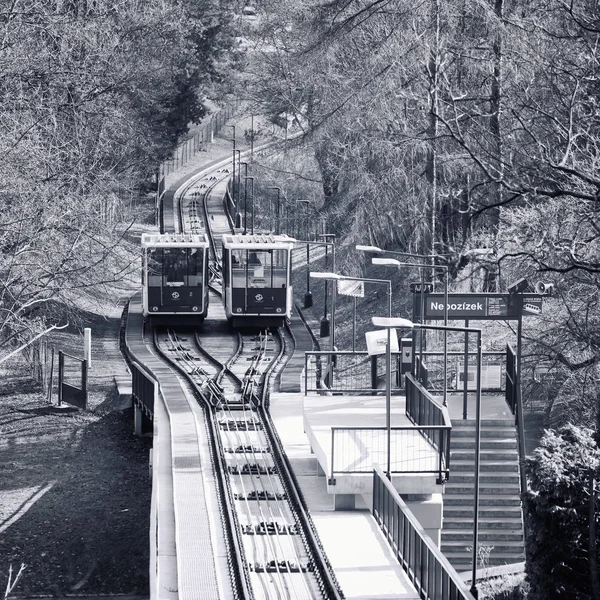 Petrin füniküler Çek başkenti Prag şehir füniküler bir tren var. Petrin tepeye ile Mal Strana bölgesine Linkler. 
