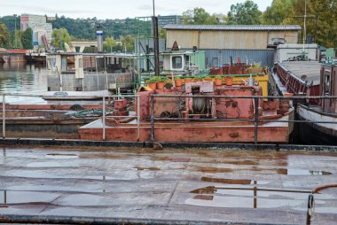 Holesovicky bağlantı noktası Prag tek bağlantı noktası olarak demiryolu taşımacılığı demiryolu ve karayolu ile birbirine bağlı. Önemli bir teknik anıtıdır. Tüm liman yapay kazılmıştır. 1990'larda, servisi ve 2005 th nakliye liman kesildiği tarih