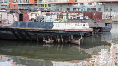 Holesovicky bağlantı noktası Prag tek bağlantı noktası olarak demiryolu taşımacılığı demiryolu ve karayolu ile birbirine bağlı. Önemli bir teknik anıtıdır. Tüm liman yapay kazılmıştır. 1990'larda, servisi ve 2005 th nakliye liman kesildiği tarih