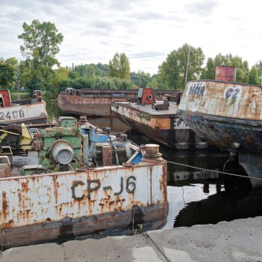 Holesovicky bağlantı noktası Prag tek bağlantı noktası olarak demiryolu taşımacılığı demiryolu ve karayolu ile birbirine bağlı. Önemli bir teknik anıtıdır. Tüm liman yapay kazılmıştır. 1990'larda, servisi ve 2005 th nakliye liman kesildiği tarih