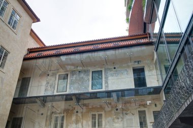 DRN ofisleri, restoranlar, mağazalar ve galeriler hizmet veren Narodni ve yeni şehir Prag 1, Mikulandska Street, Bina bir Polifonksiyonel köşesidir. 2012 ve 2017 arasında inşa edilmiş ve kendi inşaat 1.5 milyar kron maliyet. İçine