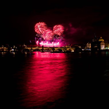 Prag 2019 geleneksel fireworks yeni yıla 18,00 olarak memnuniyetle karşıladı. Prag ücretsiz ya da Kadife Devrim bu yana 30 yıl adıdır. Işık gösterisi beş resimler, her özgürlük için yolculuğun bir sahne 1989 yılında gösteren gösterecektir.