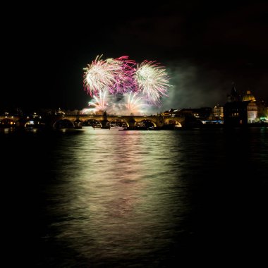 Prag 2019 geleneksel fireworks yeni yıla 18,00 olarak memnuniyetle karşıladı. Prag ücretsiz ya da Kadife Devrim bu yana 30 yıl adıdır. Işık gösterisi beş resimler, her özgürlük için yolculuğun bir sahne 1989 yılında gösteren gösterecektir.