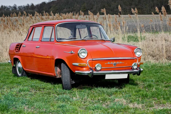 Les Skoda 1000 Koda 1100 Sont Deux Petites Voitures Familiales — Photo