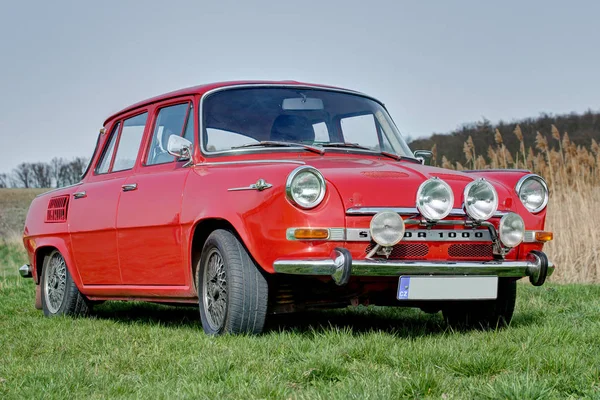 Los Skoda 1000 Koda 1100 Son Dos Pequeños Coches Familiares — Foto de Stock