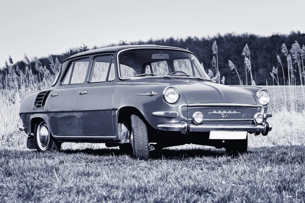 Les Skoda 1000 Koda 1100 Sont Deux Petites Voitures Familiales — Photo