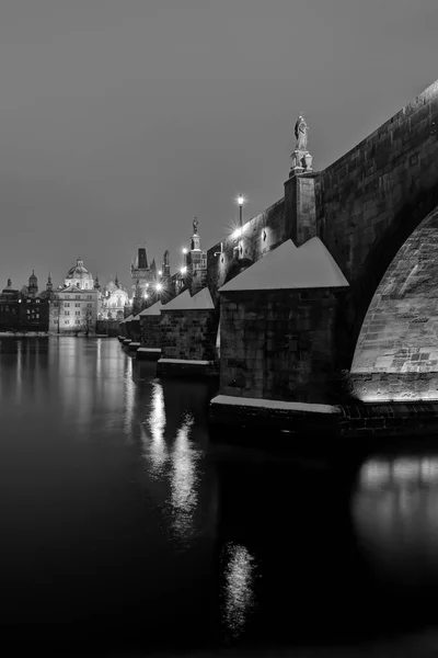 Charles Bridge Uma Ponte Histórica Que Atravessa Rio Vltava Praga — Fotografia de Stock