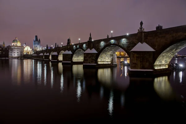 Charles Bridge Uma Ponte Histórica Que Atravessa Rio Vltava Praga — Fotografia de Stock