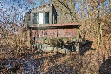 Urbex kar pulluk Riga. Tren demiryolu üzerinde temizlik kar için. Ve park edilmiş, terk edilmiş bir istasyon.