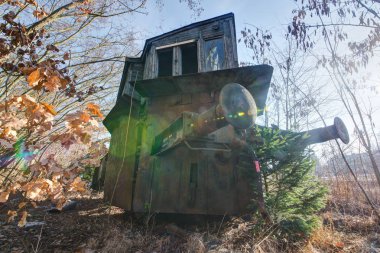 Urbex kar pulluk Riga. Tren demiryolu üzerinde temizlik kar için. Ve park edilmiş, terk edilmiş bir istasyon.