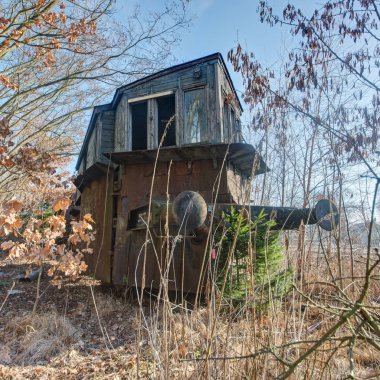 Urbex kar pulluk Riga. Tren demiryolu üzerinde temizlik kar için. Ve park edilmiş, terk edilmiş bir istasyon.